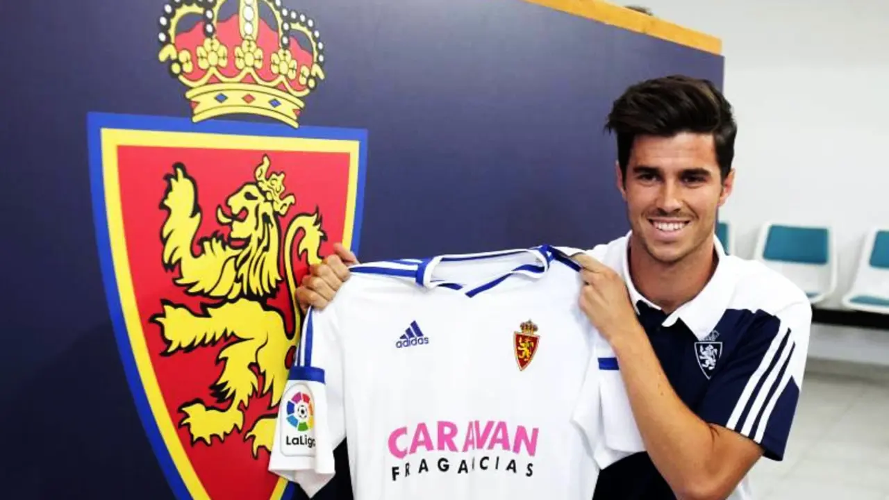 Edu Garc&iacute;a en su presentaci&oacute;n como jugador del Real Zaragoza | Foto: El Peri&oacute;dico de Arag&oacute;n