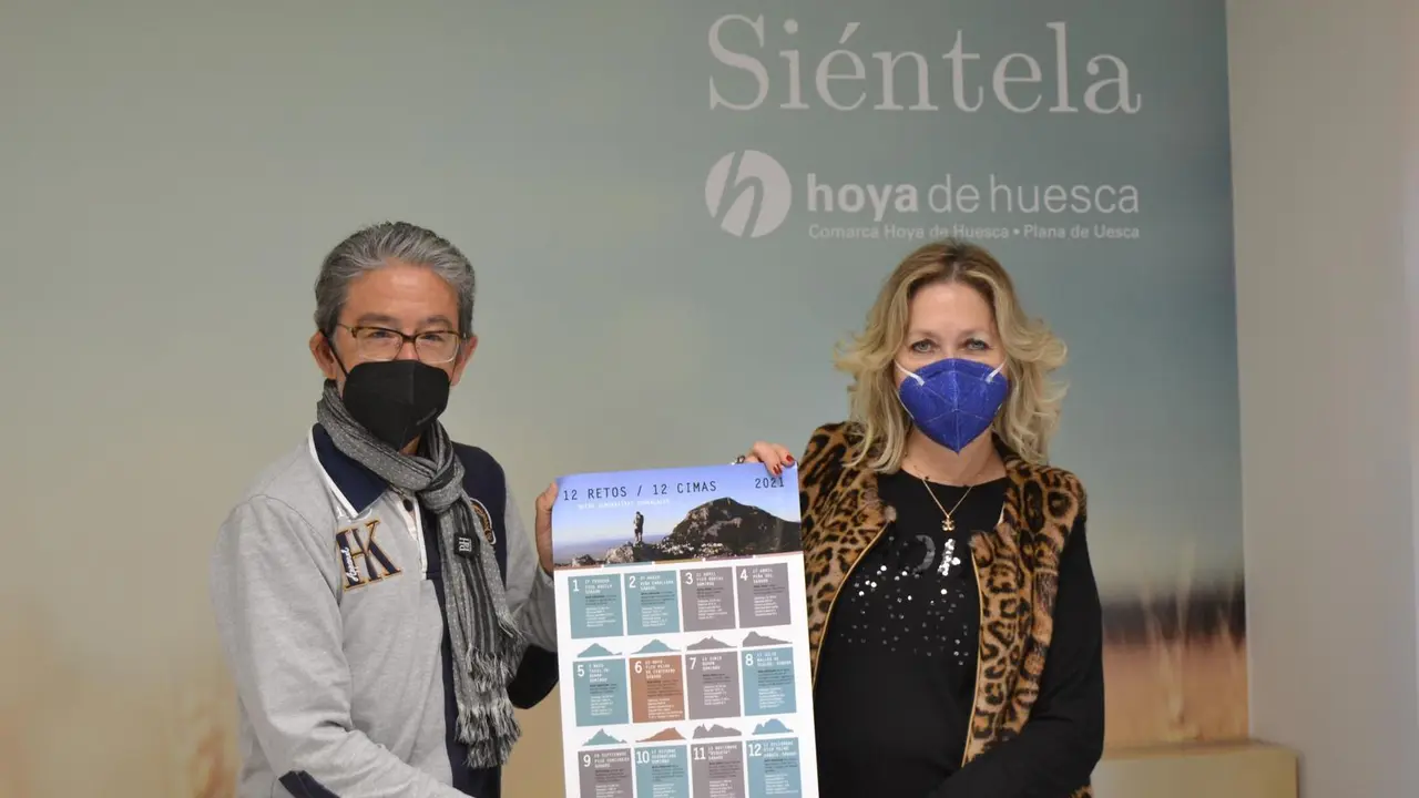Antonio Rico y Beatriz Calvo con el cartel de los 12 retos/12 cimas. Foto: Sportaragon