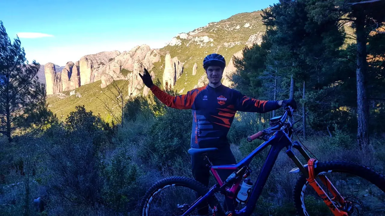 Gabi Torralba en el territorio bike de Riglos por donde entrena. Foto: Cedida