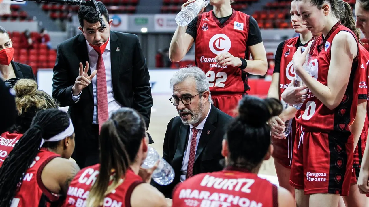 Carlos Iglesias da instrucciones en un tiempo muerto. Foto: Esther Casas/Casademont Zaragoza