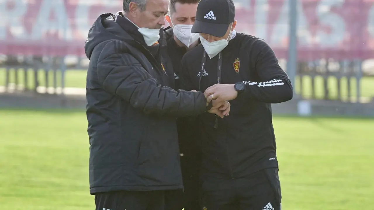 Juan Ignacio Mart&iacute;nez junto a su cuerpo t&eacute;cnico en un entrenamiento en la Ciudad Deportiva. Foto: Real Zaragoza