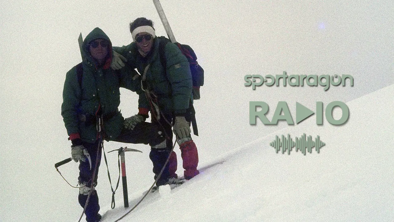 Fernando y Javier Garrido en la cima del Jankarurish, en la Cordillera Blanca de Per&uacute;. Foto: Cedida
