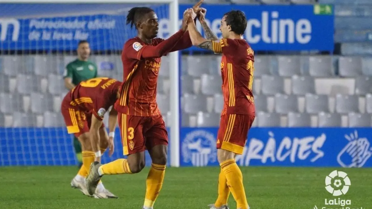 Jair celebra su gol en la Nova Creu Alta con Eguaras. Foto: LaLiga SmartBank