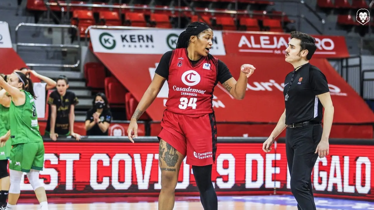 Markeisha Gatling se dirige al &aacute;rbitro en el partido ante Araski del jueves. Foto: Esther Casas/Casademont Zaragoza