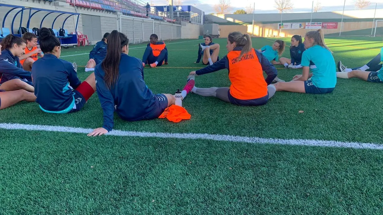 El Zaragoza CFF realiza ejercicios de calentamiento antes de entrenar. Foto: Zaragoza CFF