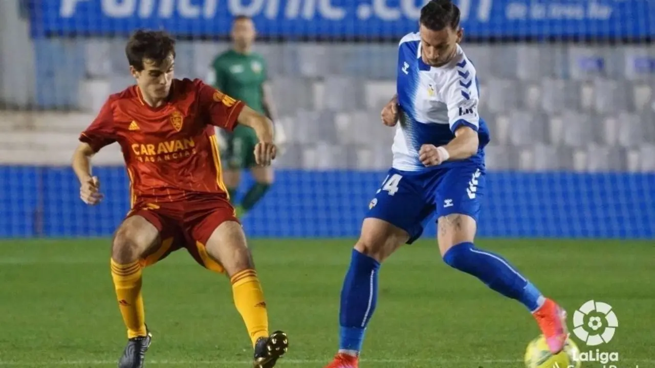 Francho Serrano en una jugada con &Aacute;lvaro V&aacute;zquez en la Nova Creu Alta. Foto: LaLiga SmartBank