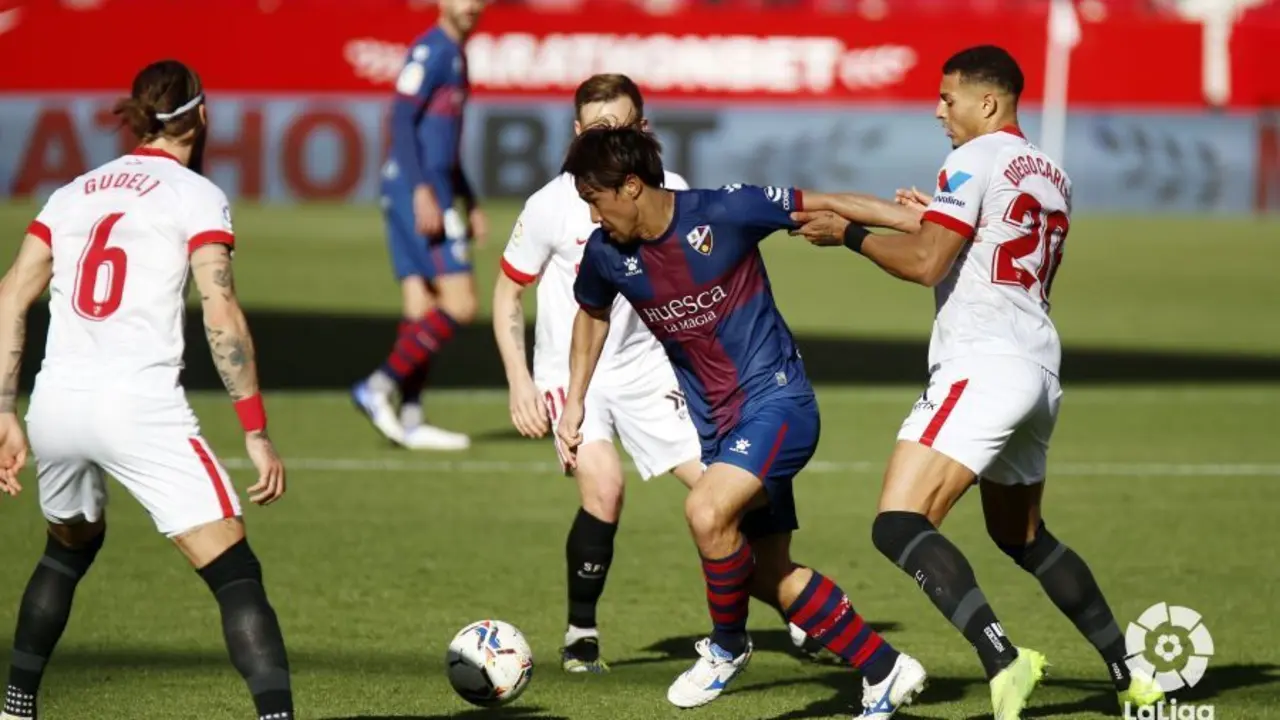 Okazaki entre jugadores del Sevilla durante el partido contra el Huesca. Foto: LaLiga
