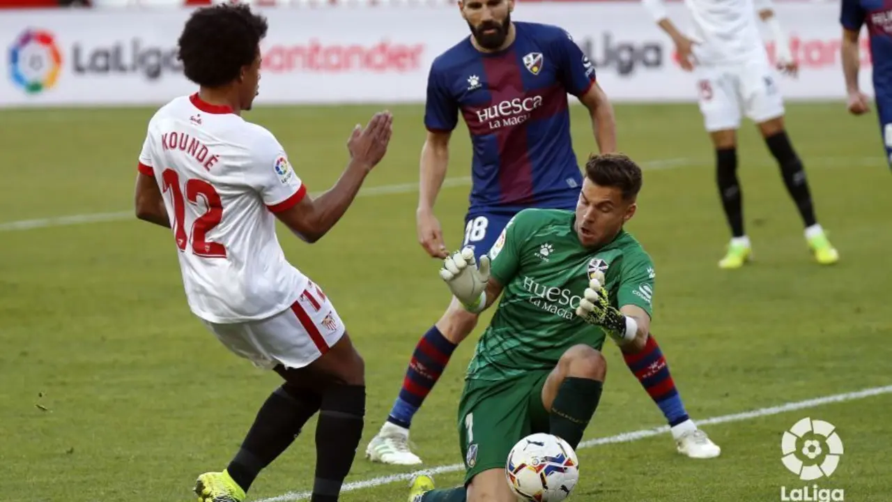 &Aacute;lvaro sac&oacute; muy buenas manos ante el Sevilla en la &uacute;ltima temporada que estuvo el Huesca en Primera Divisi&oacute;n. | Foto: LaLiga
