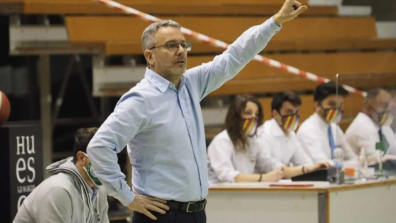 &Oacute;scar Lata da instrucciones en un partido en el Palacio. Foto: C. Pascual