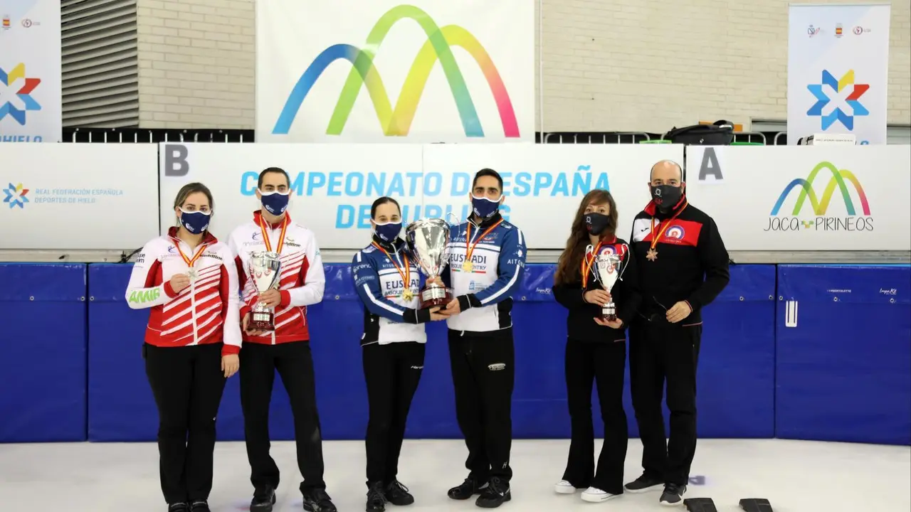 Podio del campeonato de curling. | Foto: Miguel Ram&oacute;n Henares