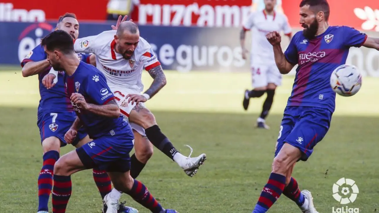 Insua se interpone ante Aleix Vidal. | Foto: LaLiga