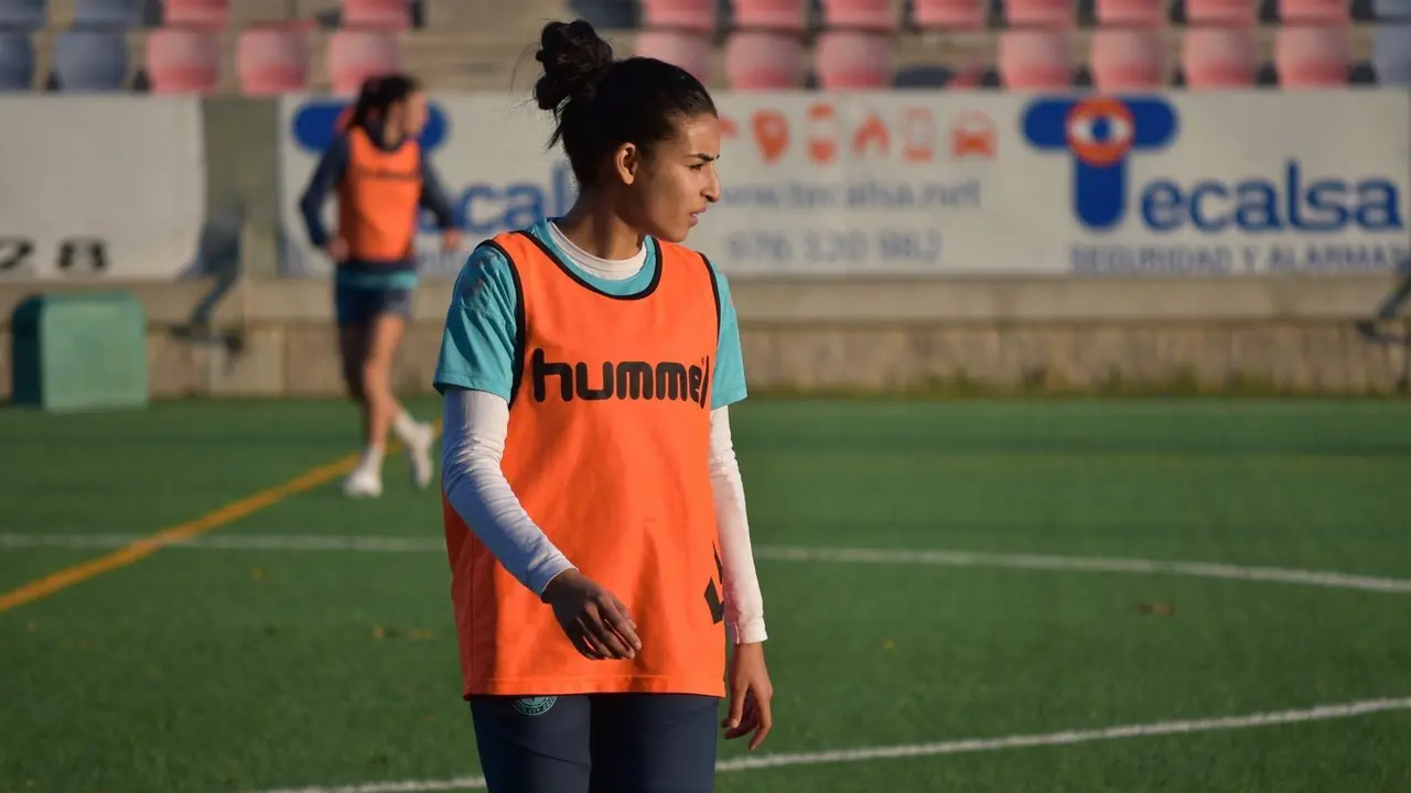 Hanane Ait en un entrenamiento en el Enrique Porta. Foto: Zaragoza CFF