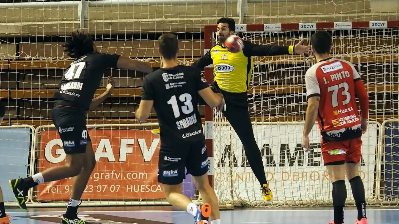 Miguel Espinha busca la parada ante el pivote del Ciudad de Logro&ntilde;o N'Diamar Bonilauri en un partido que gan&oacute; Bada y que el luso contribuy&oacute; con un 25% de paradas. Foto: C.Pascual