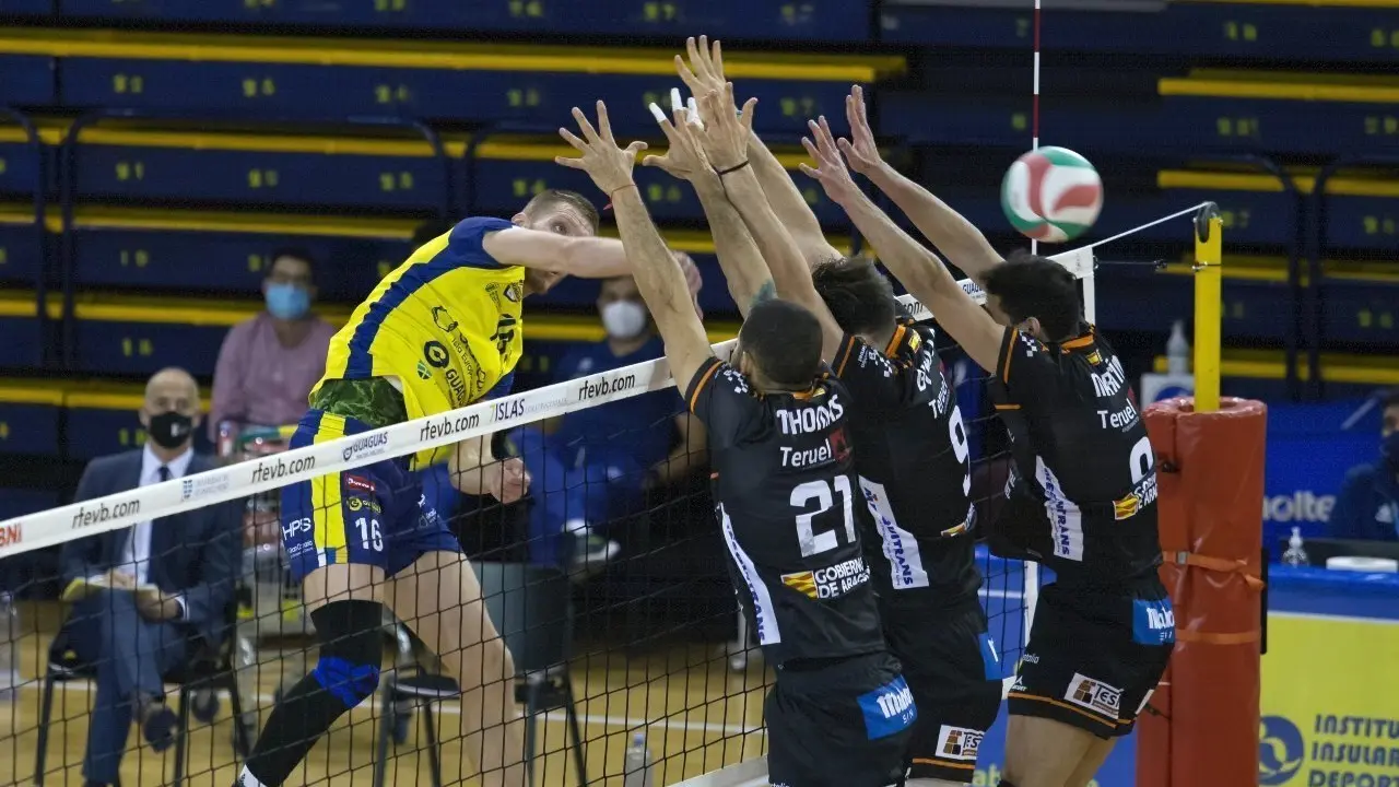 Volver a construir el muro turolense. | Foto: CV Guaguas