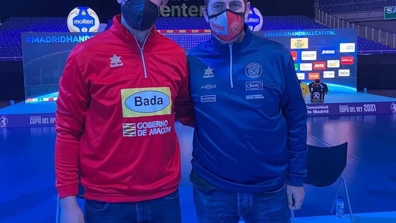 Arguillas, capit&aacute;n del Bada Huesca, y el entrenador Nolasco en el sorteo de la Copa del Rey celebrado en Madrid. Foto: Cedida