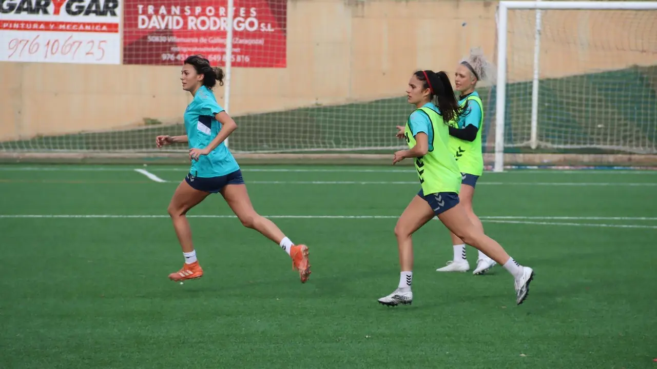 Las jugadoras del Zaragoza CFF preparan el partido ante el Bar&ccedil;a B. Foto: Zaragoza CFF