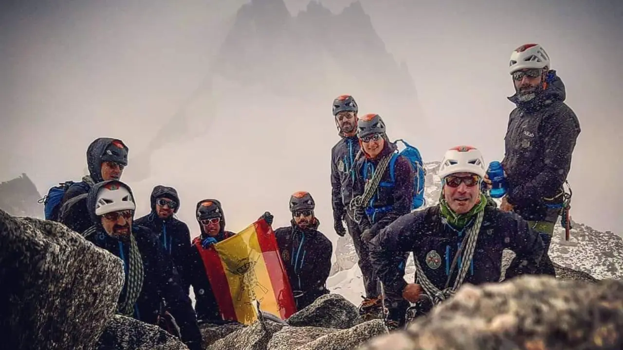 Miembros del Grupo Militar de Monta&ntilde;a de Jaca, bajo el Mont Blanc. Foto: Cedida