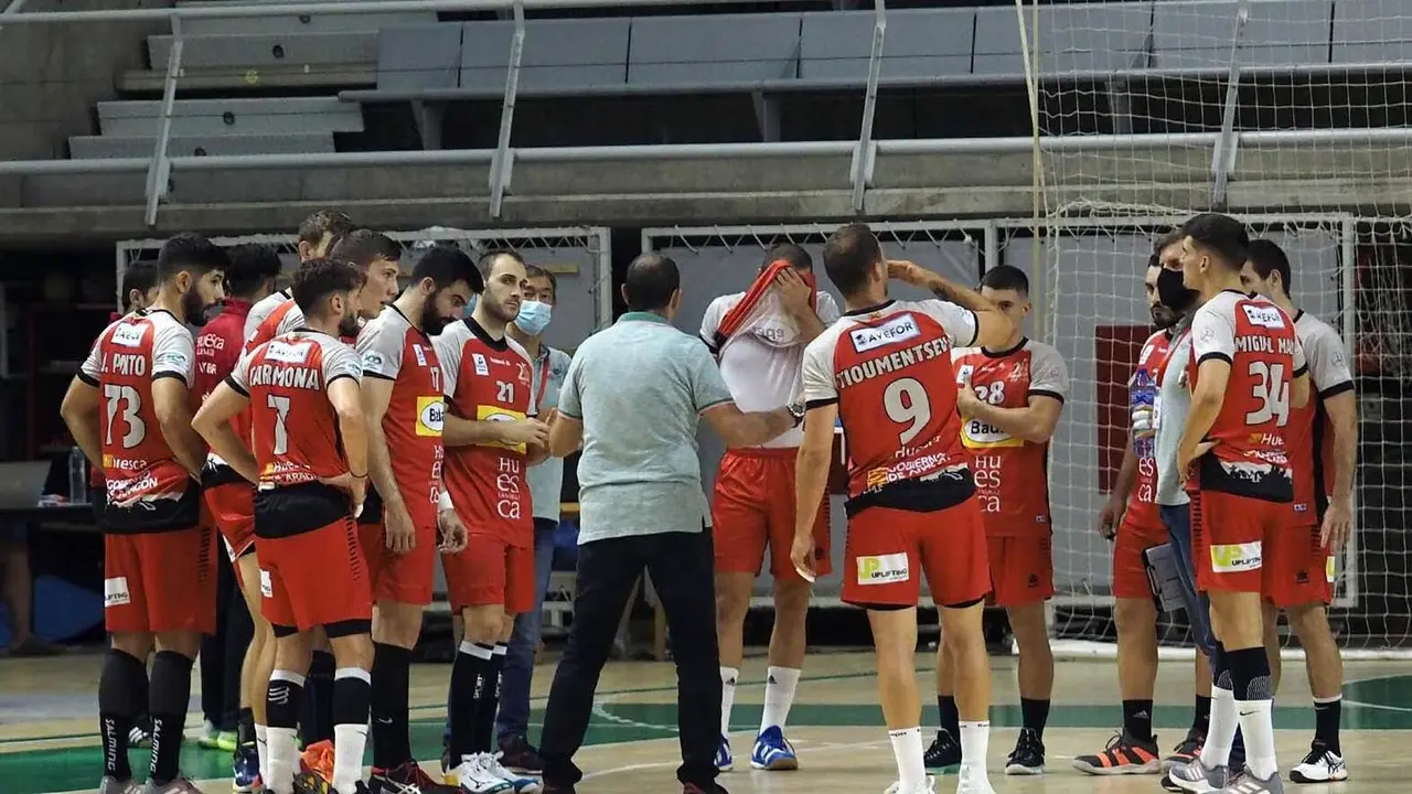 Los jugadores del Bada Huesca en un tiempo muerto del partido jugado contra el Valladolid disputado en el Palacio de los Deportes. Foto:C.Pascual