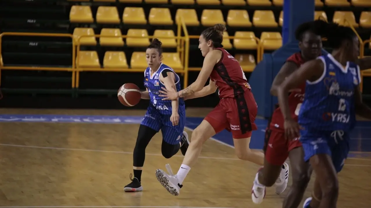Laura Nicholls, en el partido de ida, en defensa. Foto: &Aacute;lex L&oacute;pez/FEB
