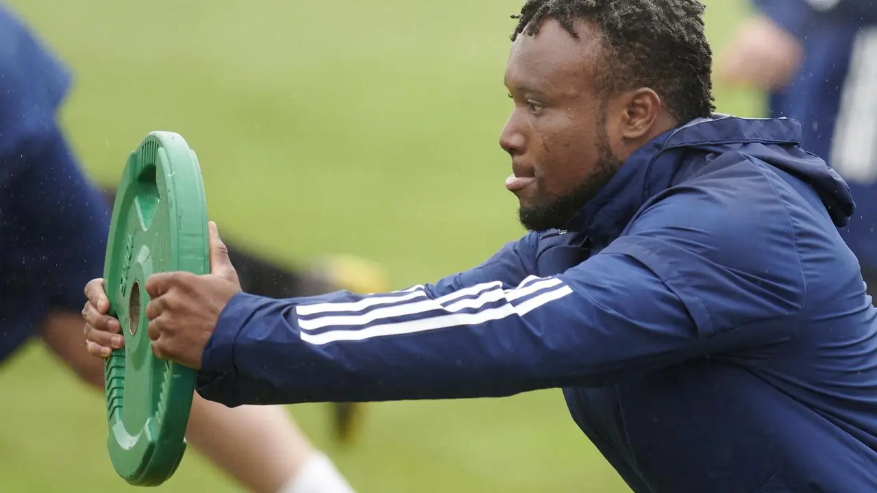 James Igbekeme realizando ejercicios de calentamiento en la Ciudad Deportiva. Foto: Real Zaragoza