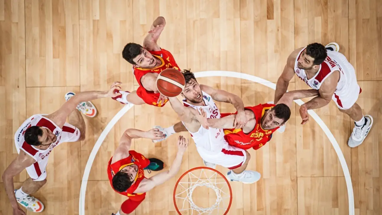 Jonathan Barreiro pugna por un rebote. Foto: FIBA