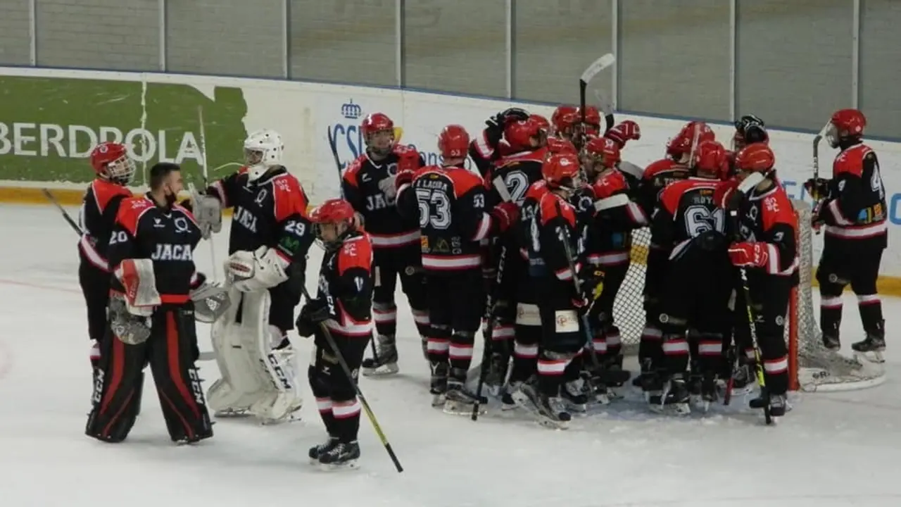 El equipo celebra la importante victoria que certifica el pase a las semifinales | Foto: Facebook Club Hielo Jaca