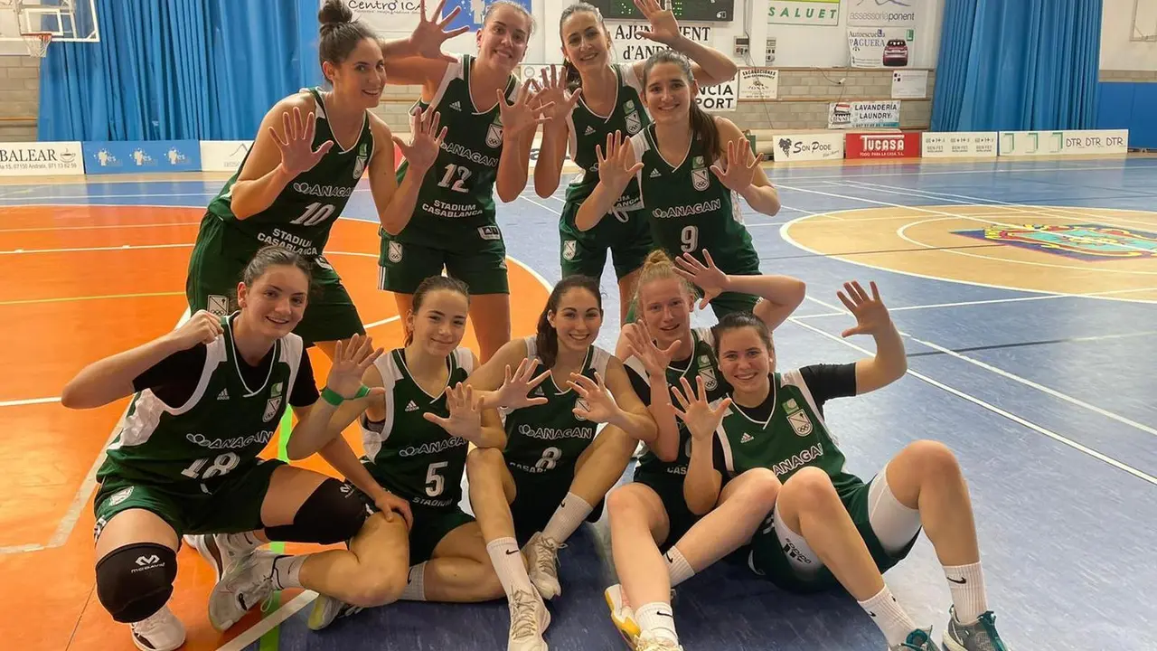 Las jugadoras del Stadium celebran la d&eacute;cima victoria del curso. Foto: @STCBaloncesto