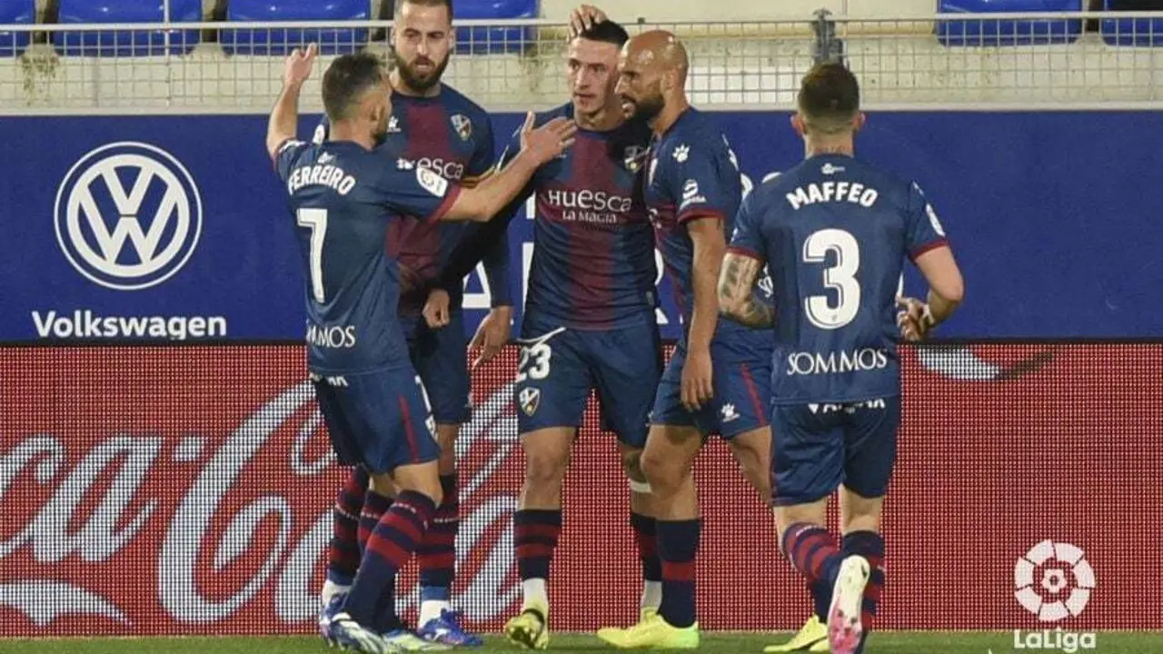 El equipo celebra, junto a Escriche, su gol. | Foto: LaLiga