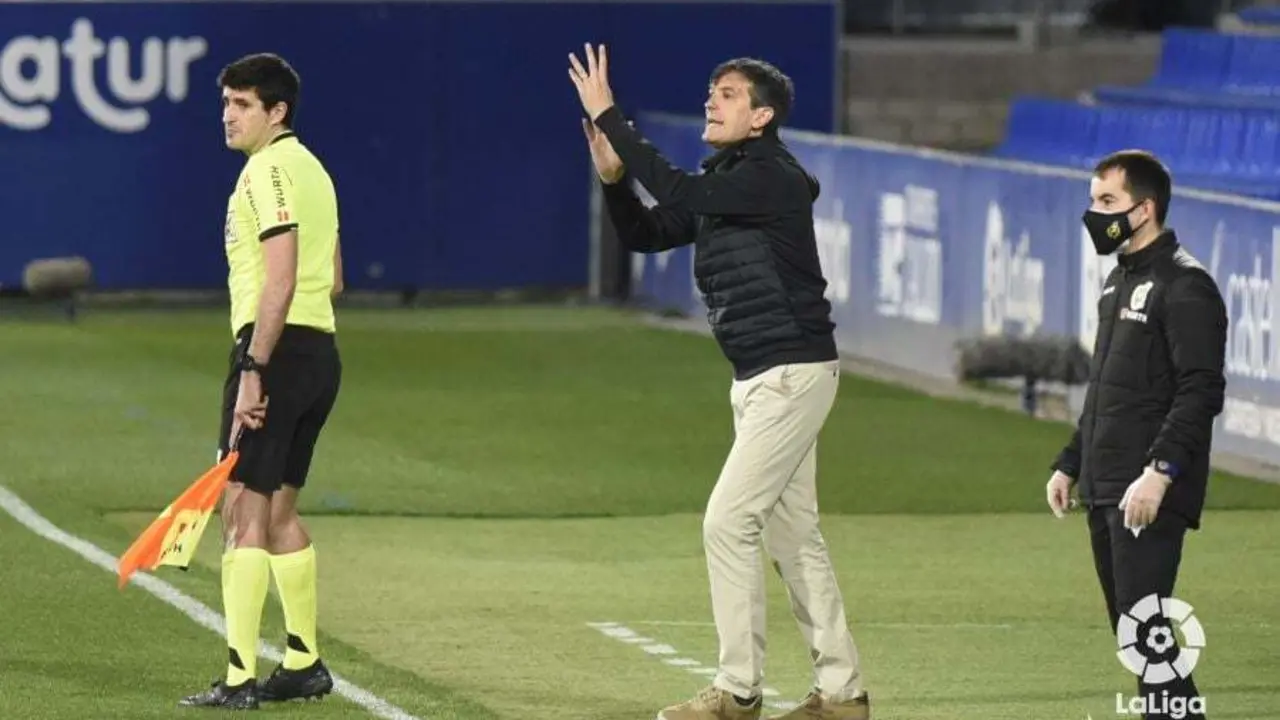 Pacheta dando instrucciones durante el Huesca - Granada I Foto: LaLiga