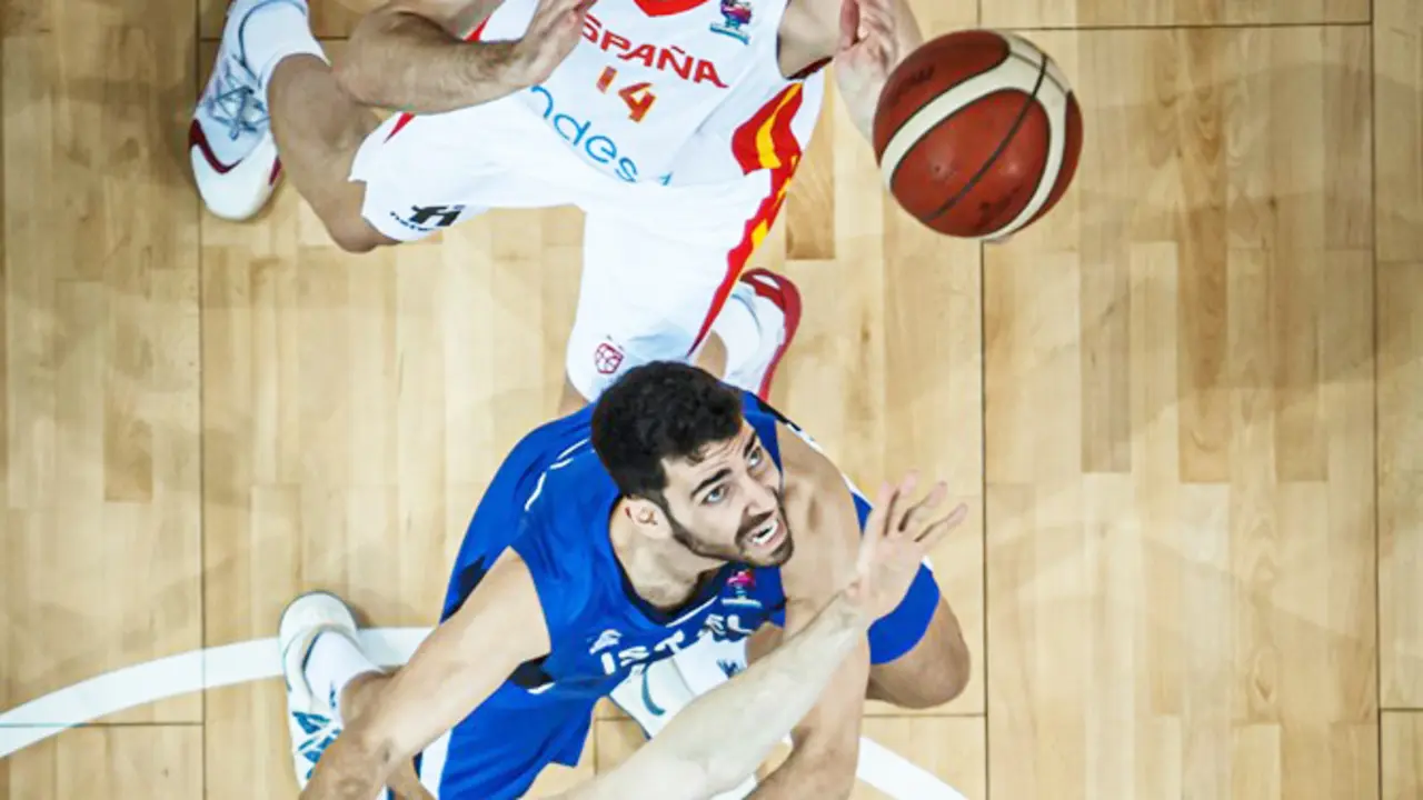 Jonathan Barreiro pugna por un rebote. Foto: FIBA