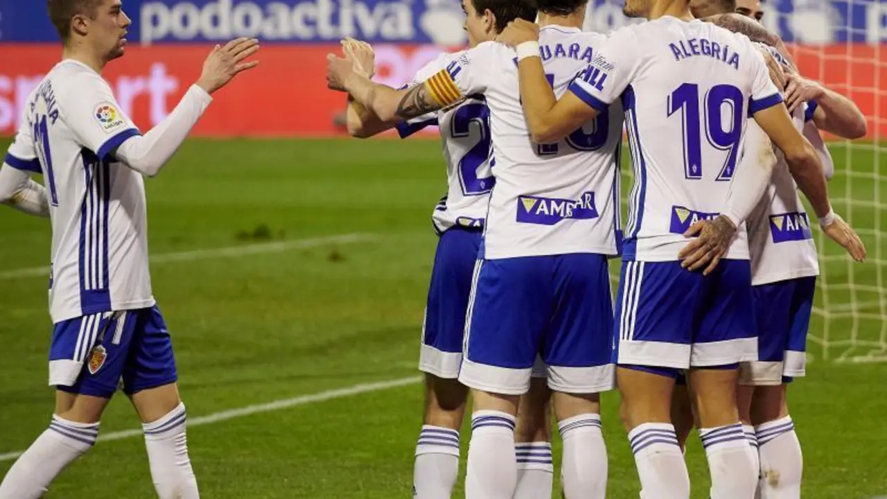 Los jugadores del Real Zaragoza celebran en pi&ntilde;a el gol de Narv&aacute;ez ante la Ponferradina. Foto: Tino Gil / Real Zaragoza