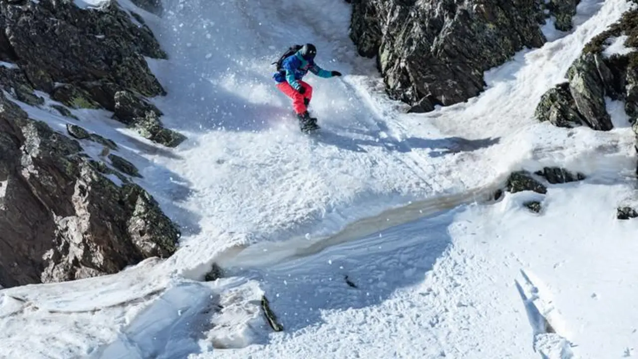 N&uacute;ria Cast&aacute;n durante un descenso en una prueba del FWT. Foto: @Jeremy Bernard