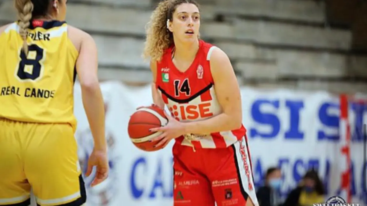 Yaiza L&aacute;zaro, en un choque con el Ingenia Solar Energy. Foto: CB Almer&iacute;a