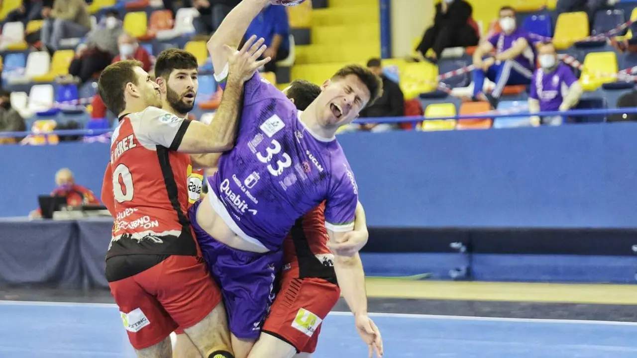 Adri&agrave; P&eacute;rez, en primer plano de perfil, firm&oacute; la victoria del Bada en Guadalajara con una contra en la &uacute;ltima jugada. Foto: Rafael Mart&iacute;n 