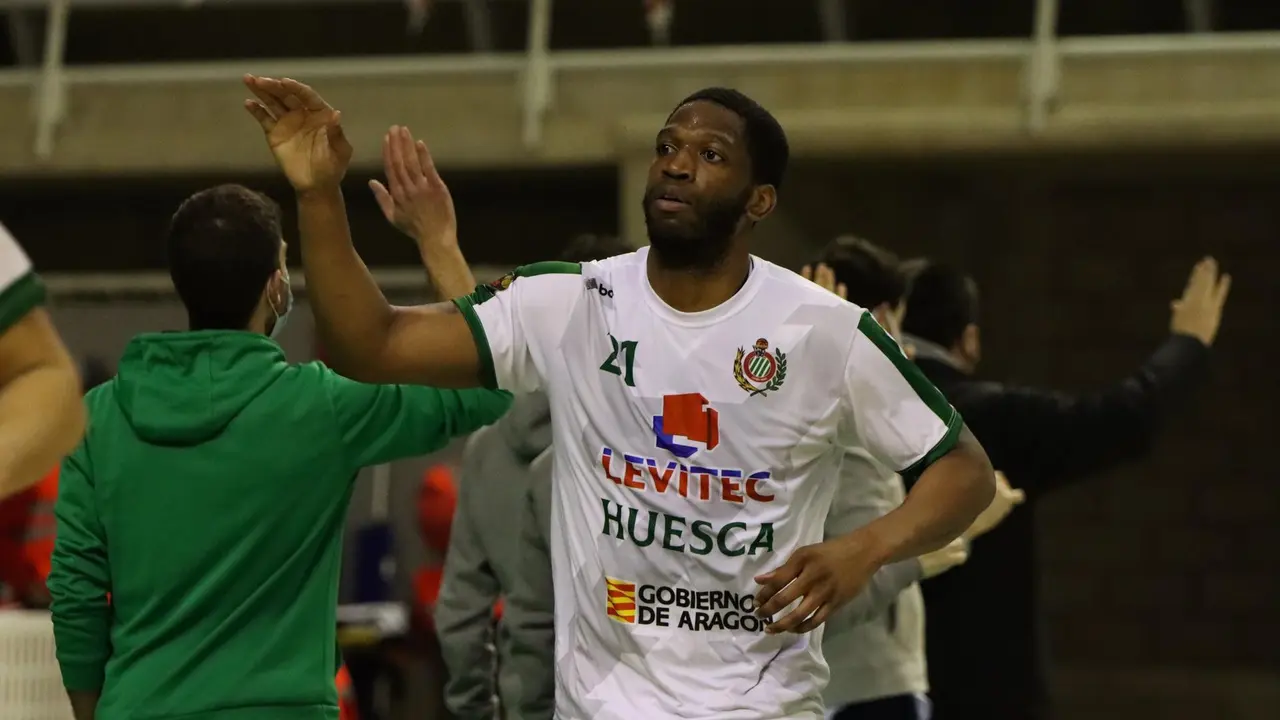 Patrick Onwenu, antes de un partido. Foto: Levitec Huesca