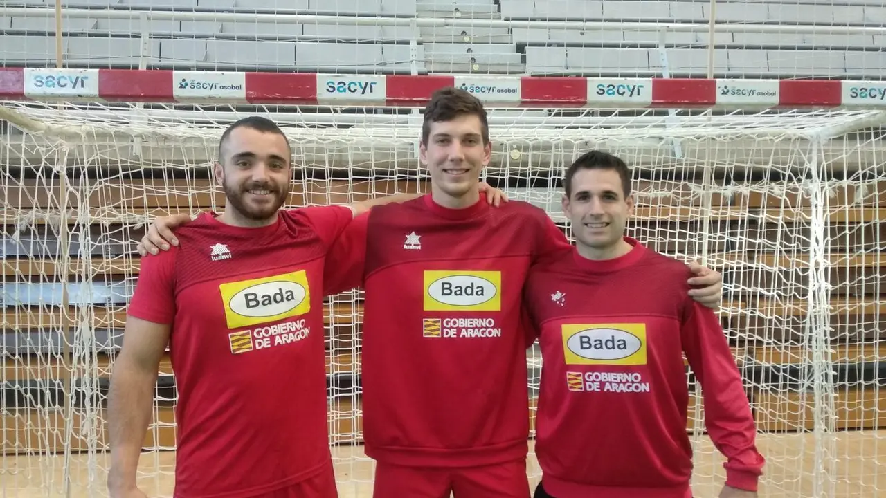 De izquierda a derecha Asier Nieto, Gucek y Adri&agrave; P&eacute;rez, esta tardes,  antes de iniciar el entreno. Foto: Sportaragon
