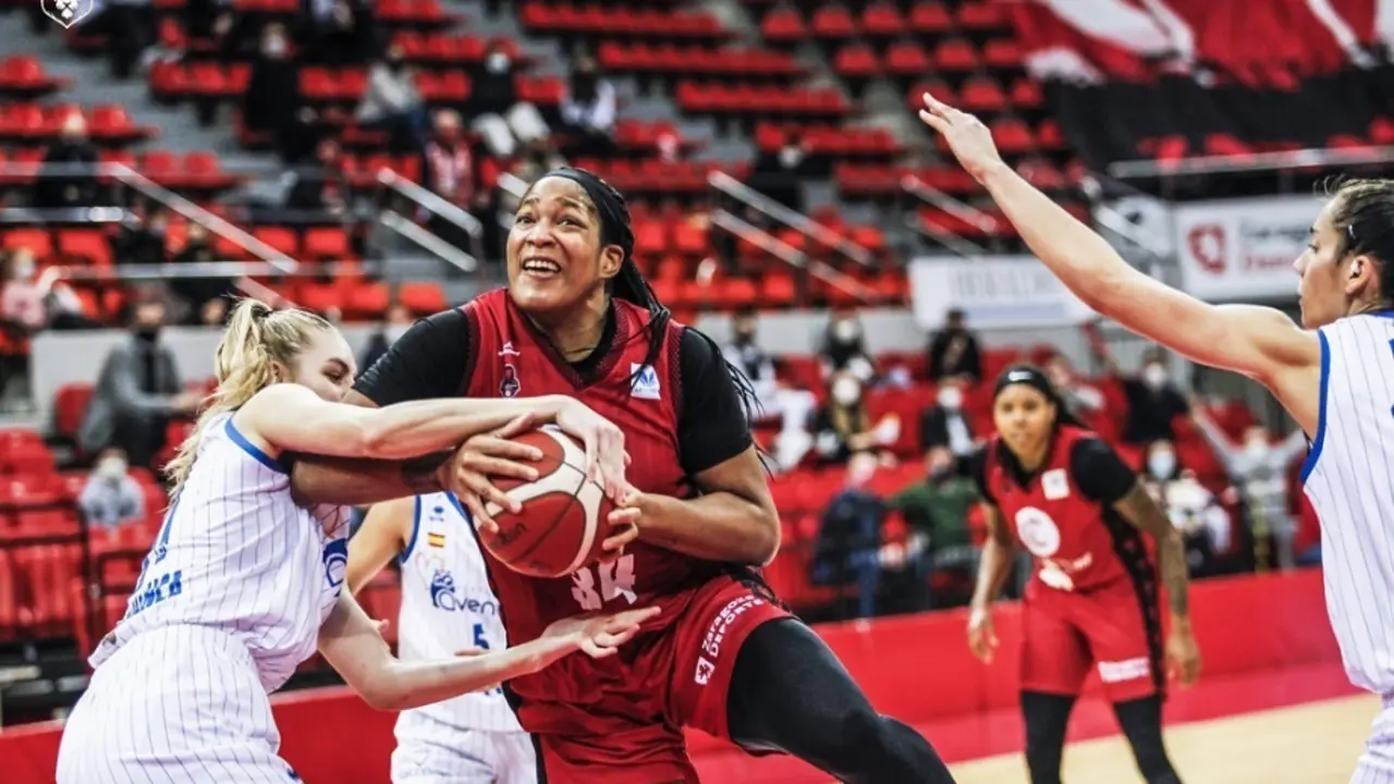 Markeisha Gatling defiende con fuerza un bal&oacute;n ante Avenida. Foto: Esther Casas/Casademont Zaragoza