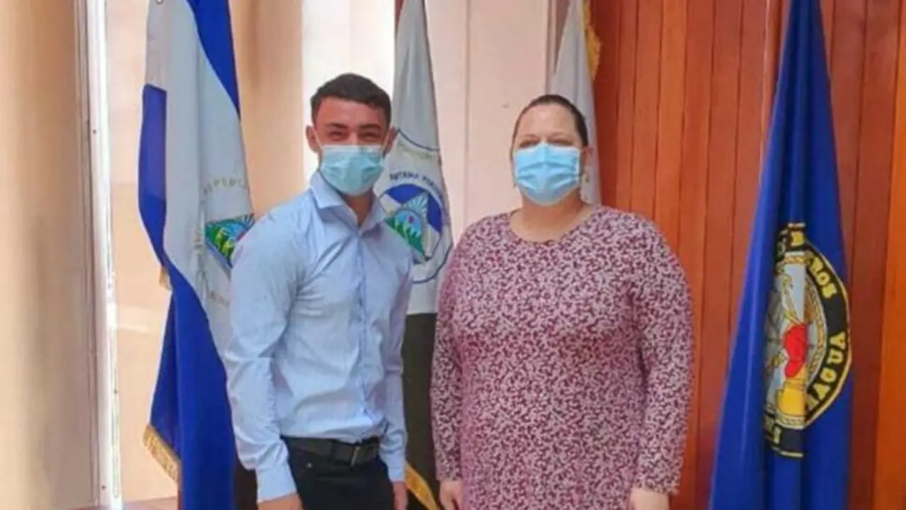 Foto tras firmar y jurar la Bandera de Nicaragua. 