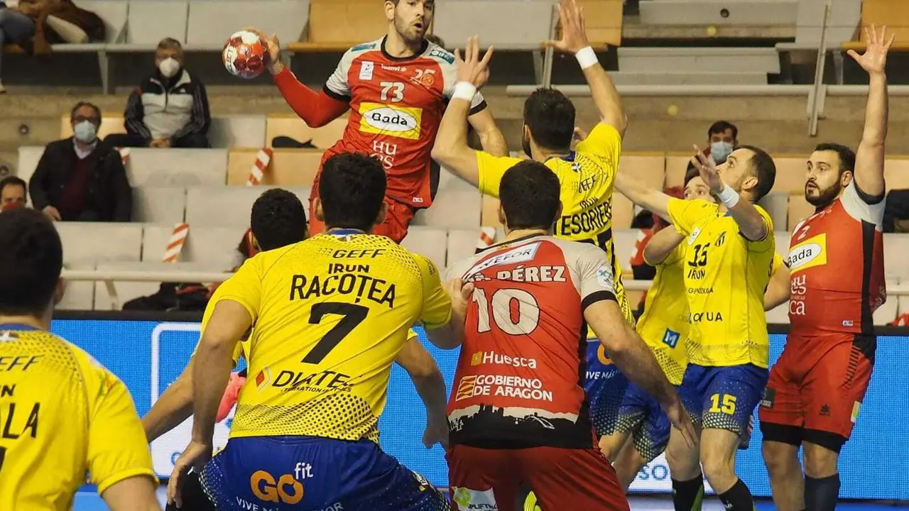 Joao Pinto, con el bal&oacute;n, Adri&agrave; y Montoya en un ataque del Bada Huesca a la defensa de Bidasoa. Foto: C.Pascual