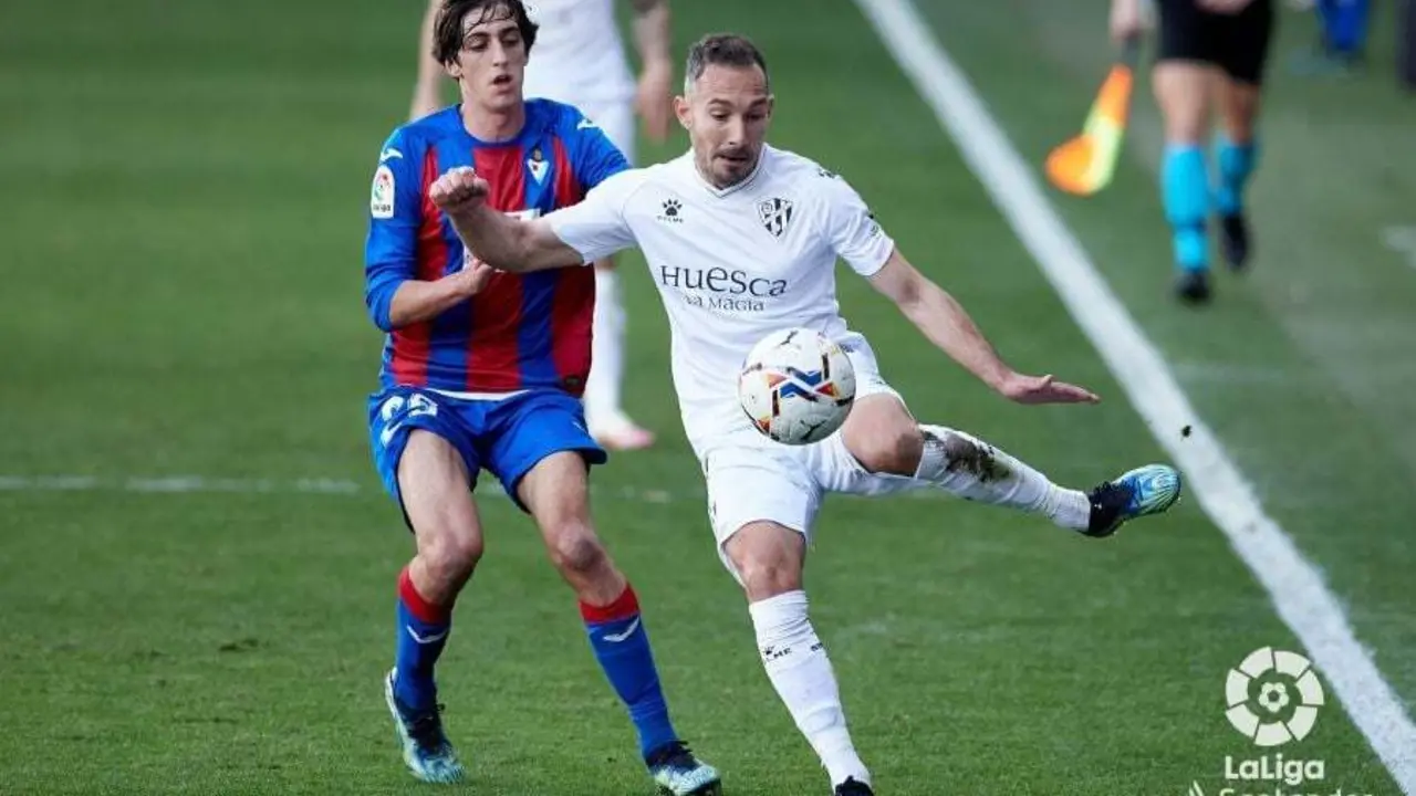 Ferreiro despeja el bal&oacute;n ante el acoso de Brian Gil. | Foto: LaLiga