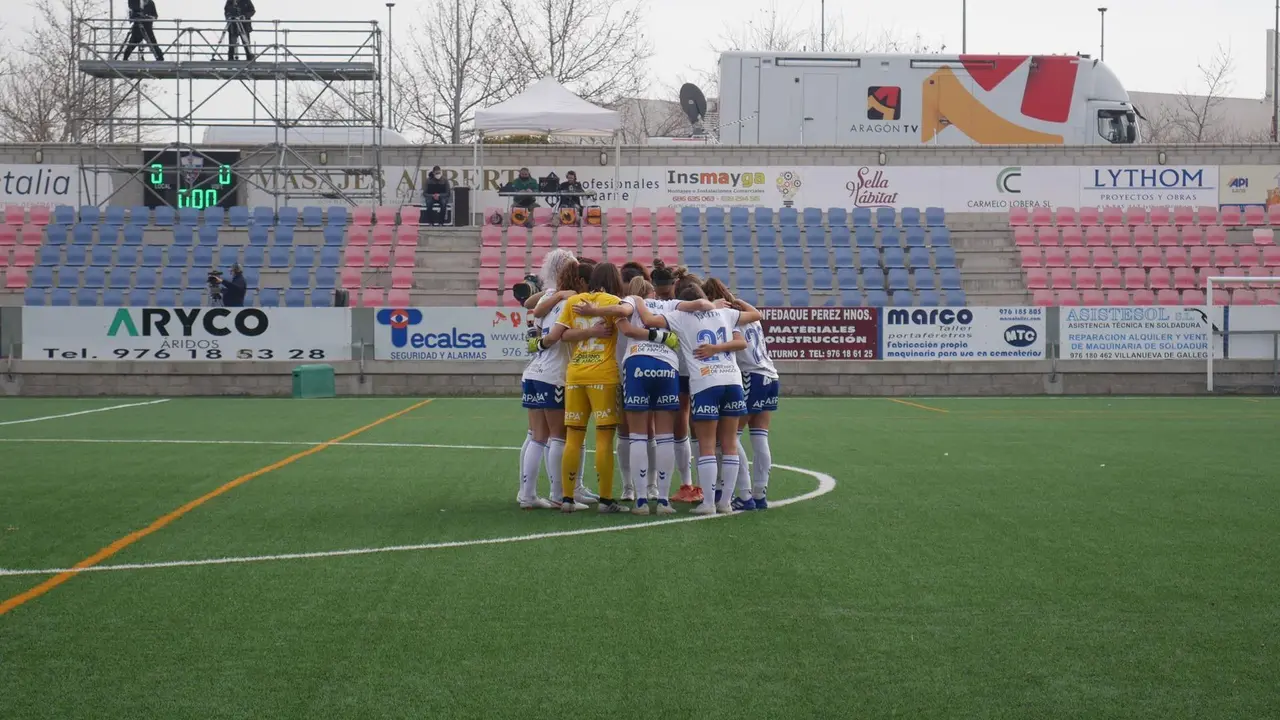 El Zaragoza CFF hace pi&ntilde;a en el centro del campo del Enrique Porta. Foto: Zaragoza CFF