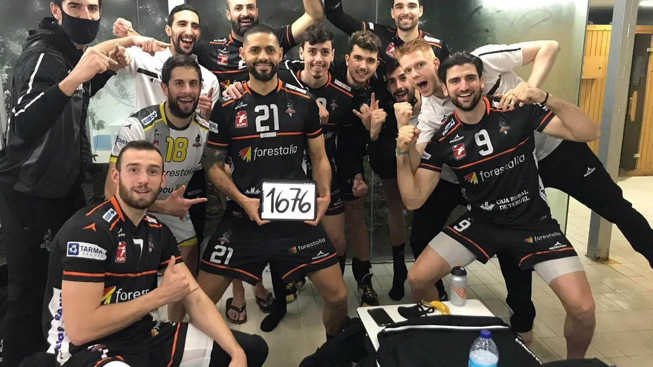 El equipo celebrando la victoria y el r&eacute;cord de Thomas. | Foto: CV Teruel
