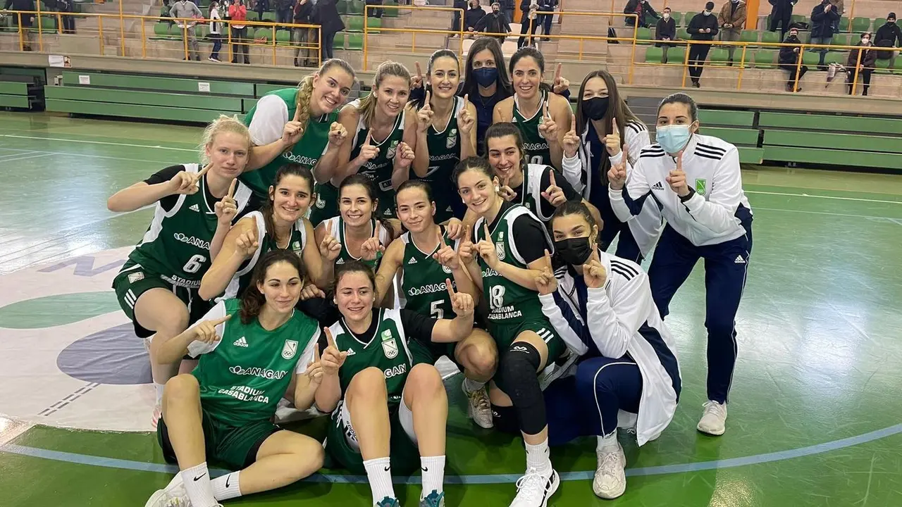 Las jugadoras del Stadium celebran la und&eacute;cima victoria del curso. Foto: @STCBaloncesto