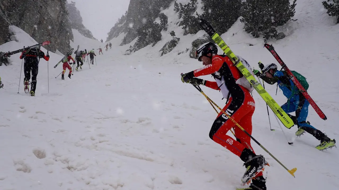 La Traves&iacute;a de esqu&iacute; de monta&ntilde;a del CM Pirineos en el Balneario de Panticosa dej&oacute; im&aacute;genes tan espectaculares como esta. Alejandro Pe&ntilde;a