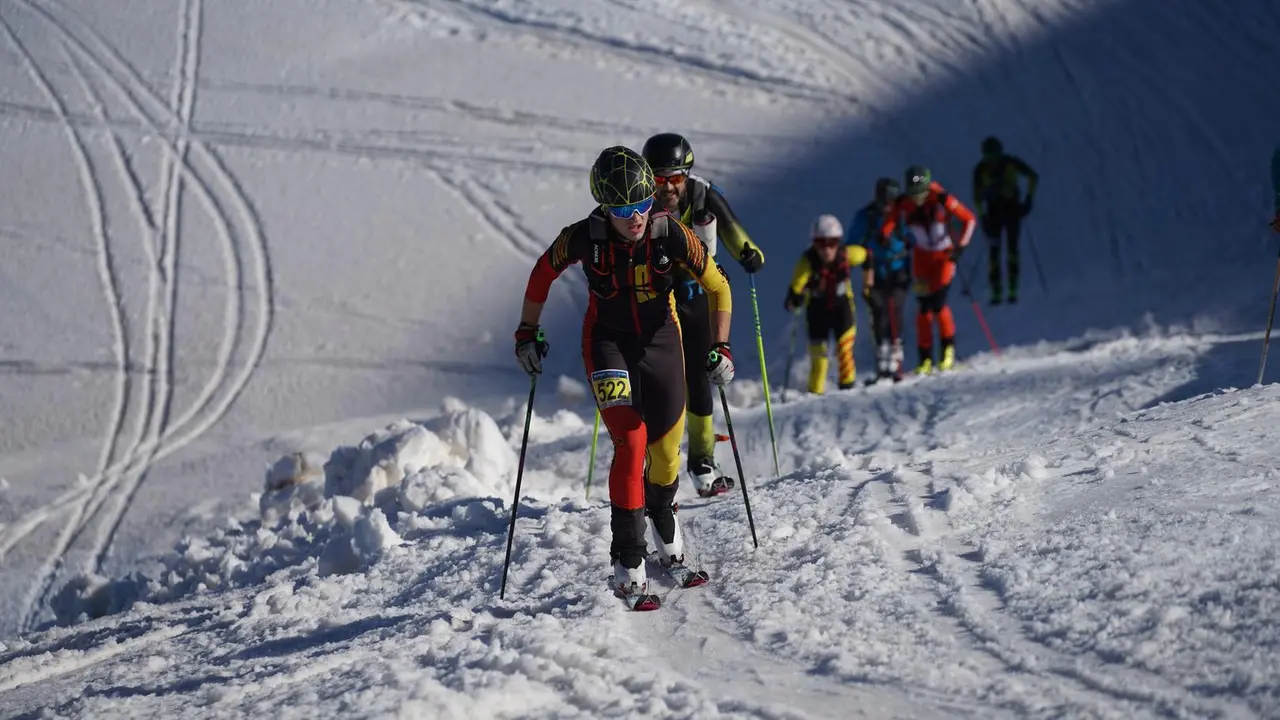 Esquiadores en pleno esfuerzo durante la 39 edici&oacute;n de la Travesia organizada por el CM Pirineos. Foto: Alejandro Pe&ntilde;a