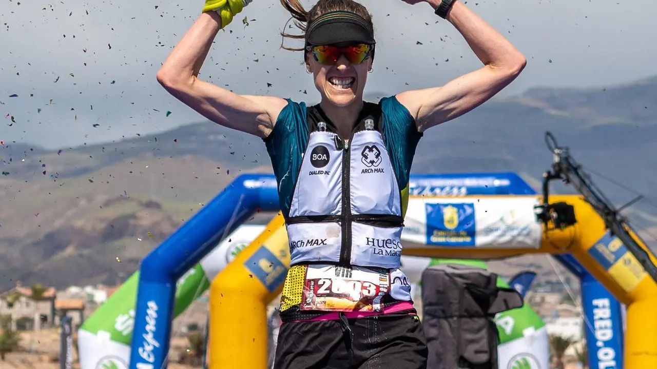 Virginia P&eacute;rez Mesonero celebra su triunfo en la Transgrancanaria. Foto: Cedida