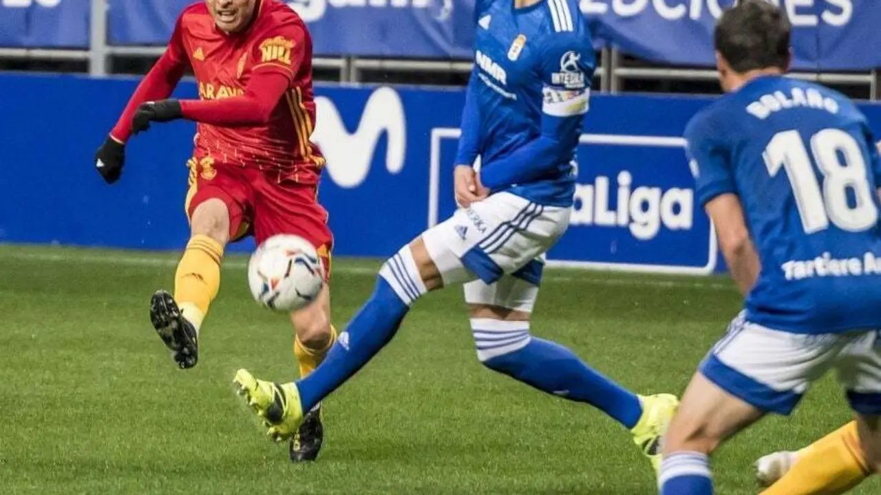 Juanjo Narv&aacute;ez aprovecha uno de sus disparos en el Carlos Tartiere. Foto: LaLiga SmartBank