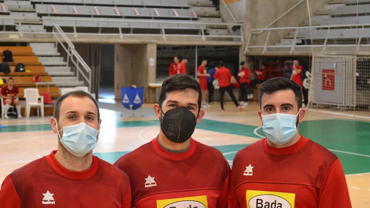Oier Garc&iacute;a, Dani Arguillas y &Aacute;lex Marcelo, capitanes del Bada Huesca, con parte del equipo a sus espaldas, antes de iniciar la semana de Copa del Rey. Foto: Sportaragon