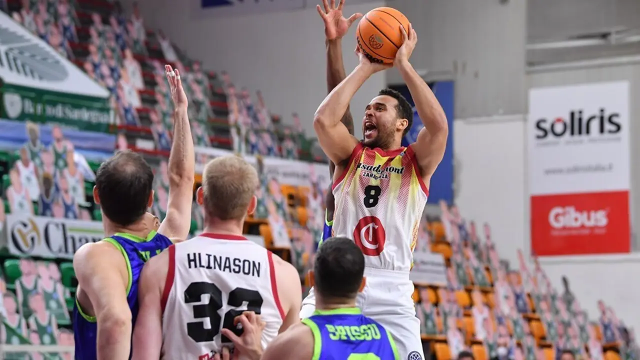 Elias Harris se hace con un rebote. Foto: FIBA