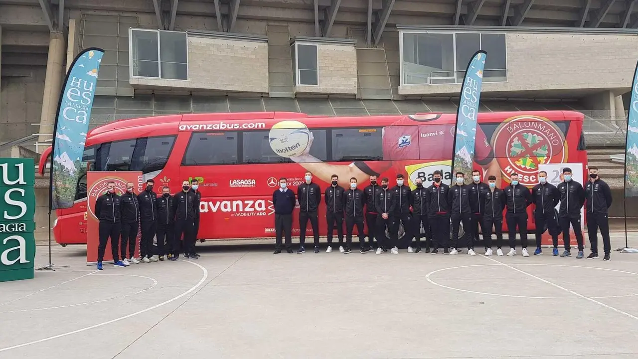 Plantilla y cuerpo t&eacute;cnico del Bada Huesca, en la imagen, durante la presentaci&oacute;n de la final a ocho de la Copa del Rey. Foto: BM Huesca